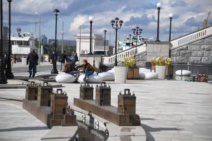 Москва. Уменьшенная копия Канала имени Москвы – ручей со шлюзами и подсветкой на набережной Северного Речного вокзала.