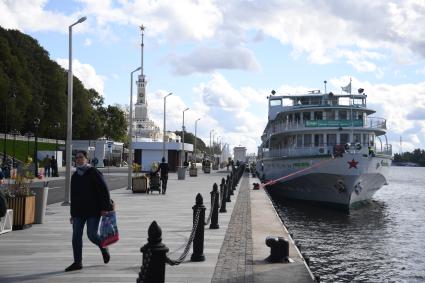 Москва. Теплоход `Афанасий Никитин` у причала Северного Речного вокзала.