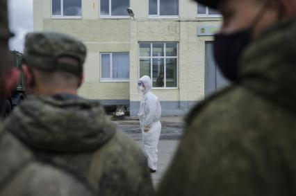 Екатеринбург. Военнослужащие отдельной бригады РХБЗ во время занятий по проведению специальной обработке и обеззараживанию территории