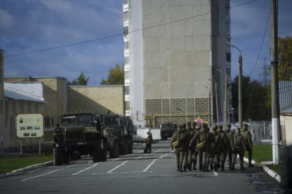 Екатеринбург. Военнослужащие отдельной бригады РХБЗ во время занятий по проведению специальной обработке и обеззараживанию территории