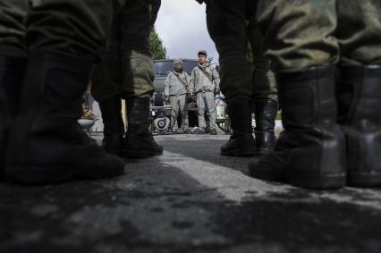 Екатеринбург. Военнослужащие отдельной бригады РХБЗ во время занятий по проведению специальной обработке и обеззараживанию территории