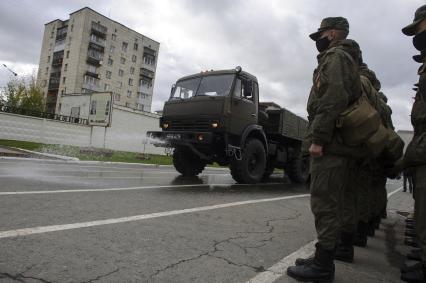 Екатеринбург. Военнослужащие отдельной бригады РХБЗ во время занятий по проведению специальной обработке и обеззараживанию территории. На фото: Авторазливочная станция АРС-14КМ