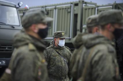 Екатеринбург. Военнослужащие отдельной бригады РХБЗ во время занятий по проведению специальной обработке и обеззараживанию территории