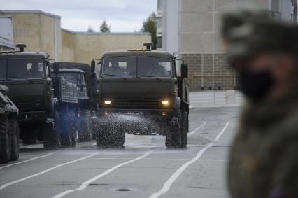 Екатеринбург. Военнослужащие отдельной бригады РХБЗ во время занятий по проведению специальной обработке и обеззараживанию территории