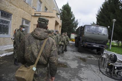 Екатеринбург. Военнослужащие отдельной бригады РХБЗ во время занятий по проведению специальной обработке и обеззараживанию территории