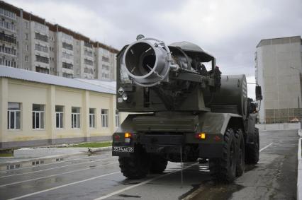 Екатеринбург. Военнослужащие отдельной бригады РХБЗ во время занятий по проведению специальной обработке и обеззараживанию территории