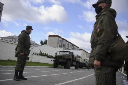 Екатеринбург. Военнослужащие отдельной бригады РХБЗ во время занятий по проведению специальной обработке и обеззараживанию территории