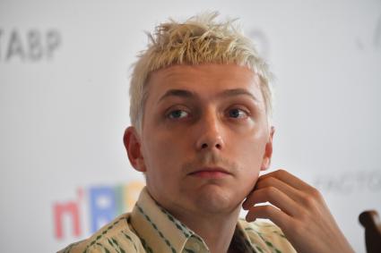 Сочи. Актер, режиссер Александр Горчилин во время пресс-конференции на XXXI Открытом фестивале российского кино `Кинотавр`.