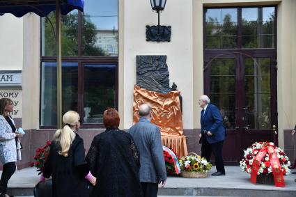 Москва. (справа налево) ректор ВГИК Владимир Малышев, кинорежисеер Владимир Меньшов,  вдова С.Говорухина Галина Говорухина и вдова И.Кобзона Нелли Кобзон на церемонии открытия памятной доски кинорежиссеру, общественному деятелю Станиславу Говорухину у главного входа во ВГИК.