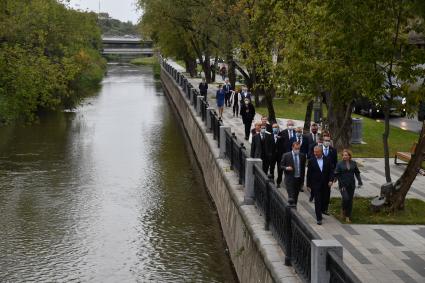 Москва. Председатель Госдумы РФ Вячеслав Володин (в центре) и министр культуры РФ Ольга Любимова посетили набережную имени С.Говорухина.