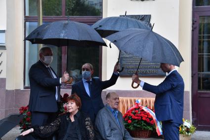 Москва. Вдова С.Говорухина Галина Говорухина и кинорежисеер Владимир Меньшов (второй справа) на церемонии открытия памятной доски кинорежиссеру, общественному деятелю Станиславу Говорухину у главного входа во ВГИК.