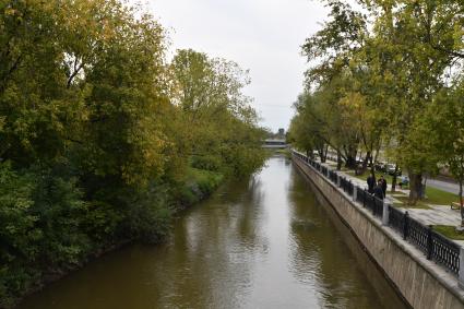 Москва. Набережная имени Станислава Говорухина, расположенная у реки Яуза в районе Ростокино.