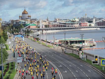 Москва. Участники Московского марафона - 2020 во время забега.