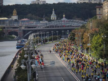 Москва. Участники Московского марафона - 2020 во время забега.