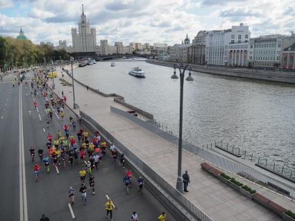 Москва. Участники Московского марафона - 2020 во время забега по Котельнической набережной.