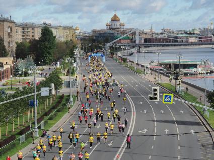 Москва. Участники Московского марафона - 2020 во время забега.