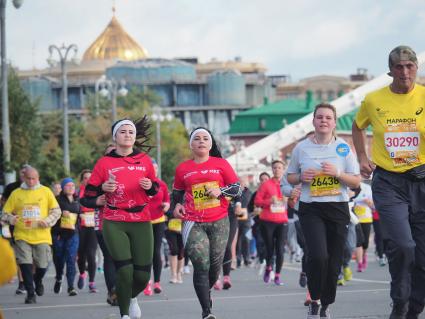 Москва. Участники Московского марафона - 2020 во время забега.