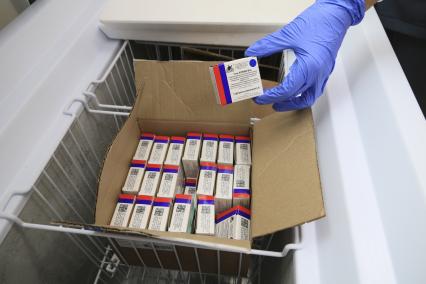 Баранул. Упаковки комбинированной векторной вакцины для профилактики коронавирусной инфекции Гам-Ковид-Вак, хранящиеся в холодильной камере. Вакцина произведена в НИЦЭМ им Н.Ф.Гамалеи.