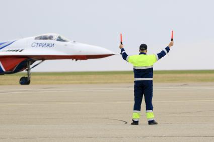 Барнаул. Многоцелевой истребитель МиГ-29 пилотажной группы `Стрижи` на  аэродроме.