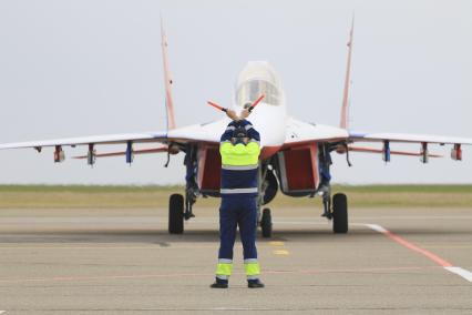 Барнаул. Многоцелевой истребитель МиГ-29 пилотажной группы `Стрижи` на  аэродроме.