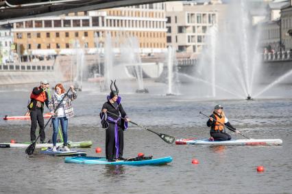 Москва. Участники фестиваля  SUP-серфинга `Московская акватория` в водоотводном канале Москва-реки.