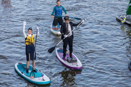 Москва. Участники фестиваля  SUP-серфинга `Московская акватория` в водоотводном канале Москва-реки.