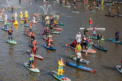 Москва. Участники фестиваля SUP-серфинга `Московская акватория` в водоотводном канале Москва-реки.