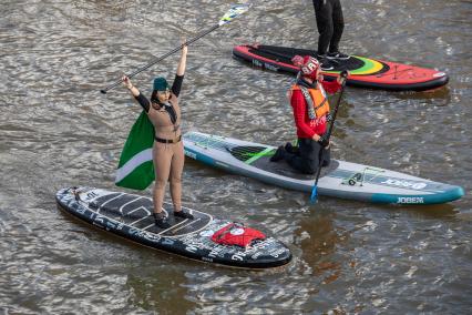 Москва. Участники фестиваля  SUP-серфинга `Московская акватория` в водоотводном канале Москва-реки.