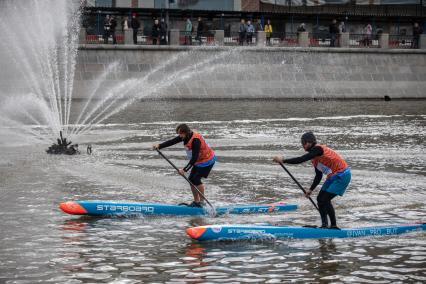 Москва. Участники фестиваля  SUP-серфинга `Московская акватория` в водоотводном канале Москва-реки.