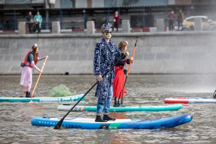 Москва. Участники фестиваля  SUP-серфинга `Московская акватория` в водоотводном канале Москва-реки.