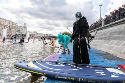 Москва. Участники фестиваля SUP-серфинга `Московская акватория` в водоотводном канале Москва-реки.