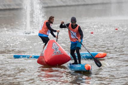 Москва. Участники фестиваля  SUP-серфинга `Московская акватория` в водоотводном канале Москва-реки.