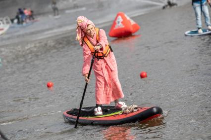 Москва. Участники фестиваля  SUP-серфинга `Московская акватория` в водоотводном канале Москва-реки.