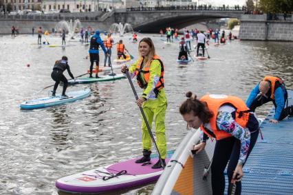 Москва. Участники фестиваля SUP-серфинга `Московская акватория` в водоотводном канале Москва-реки.