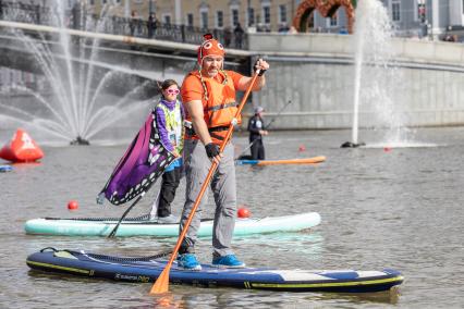 Москва. Участники фестиваля  SUP-серфинга `Московская акватория` в водоотводном канале Москва-реки.