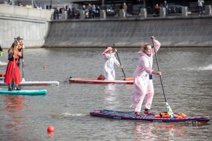 Москва. Участники фестиваля SUP-серфинга `Московская акватория` в водоотводном канале Москва-реки.