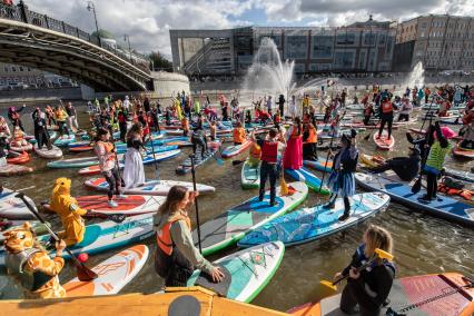 Москва. Участники фестиваля SUP-серфинга `Московская акватория` в водоотводном канале Москва-реки.