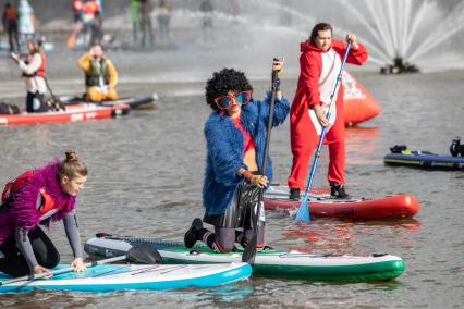 Москва. Участники фестиваля  SUP-серфинга `Московская акватория` в водоотводном канале Москва-реки.