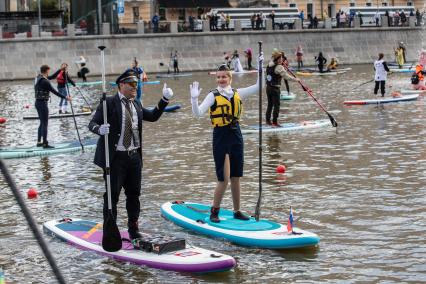Москва. Участники фестиваля SUP-серфинга `Московская акватория` в водоотводном канале Москва-реки.