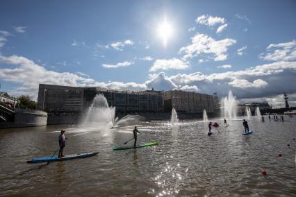 Москва. Участники фестиваля  SUP-серфинга `Московская акватория` в водоотводном канале Москва-реки.