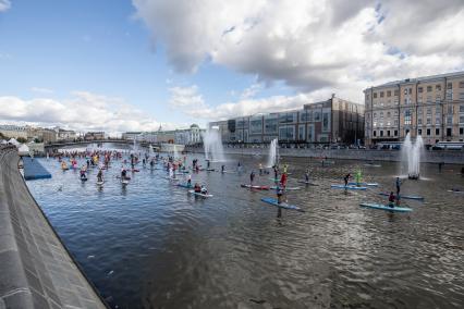 Москва. Участники фестиваля SUP-серфинга `Московская акватория` в водоотводном канале Москва-реки.