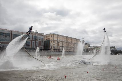 Москва. Показательные выступления флайбордистов на фестивале  `Московская акватория` в водоотводном канале Москва-реки.