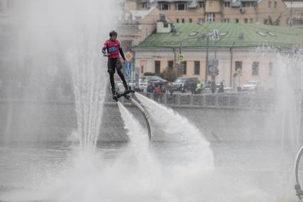 Москва. Показательные выступления флайбордистов на фестивале `Московская акватория` в водоотводном канале Москва-реки.