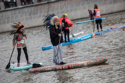 Москва. Участники фестиваля  SUP-серфинга `Московская акватория` в водоотводном канале Москва-реки.