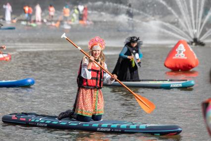 Москва. Участники фестиваля  SUP-серфинга `Московская акватория` в водоотводном канале Москва-реки.