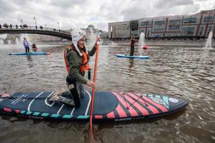 Москва. Участники фестиваля SUP-серфинга `Московская акватория` в водоотводном канале Москва-реки.