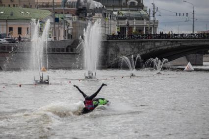 Москва.  Показательное выступление аквабайкера на фестивале  `Московская акватория` в водоотводном канале Москва-реки.