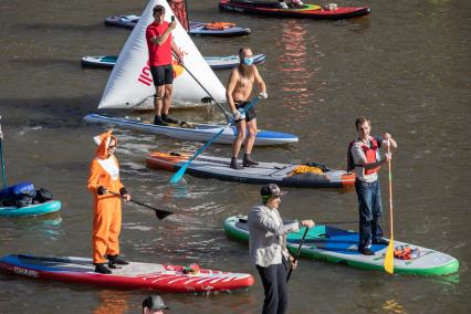 Москва. Участники фестиваля  SUP-серфинга `Московская акватория` в водоотводном канале Москва-реки.