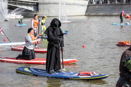 Москва. Участники фестиваля  SUP-серфинга `Московская акватория` в водоотводном канале Москва-реки.