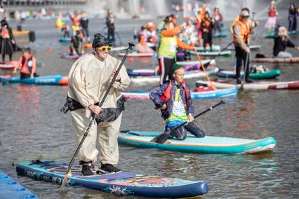 Москва. Участники фестиваля  SUP-серфинга `Московская акватория` в водоотводном канале Москва-реки.